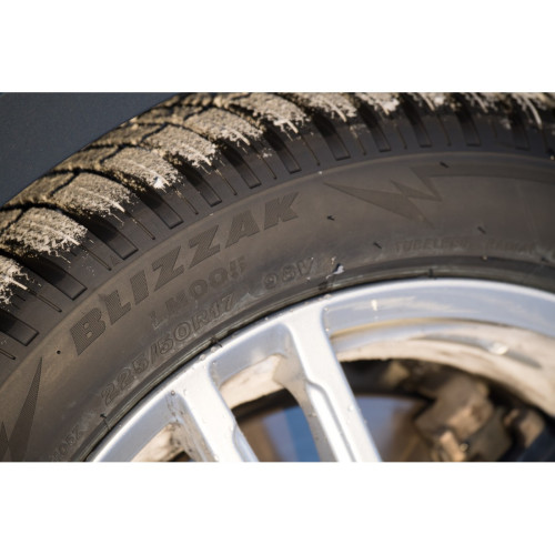 Легковая шина Bridgestone Blizzak LM005 205/45 R16 87H