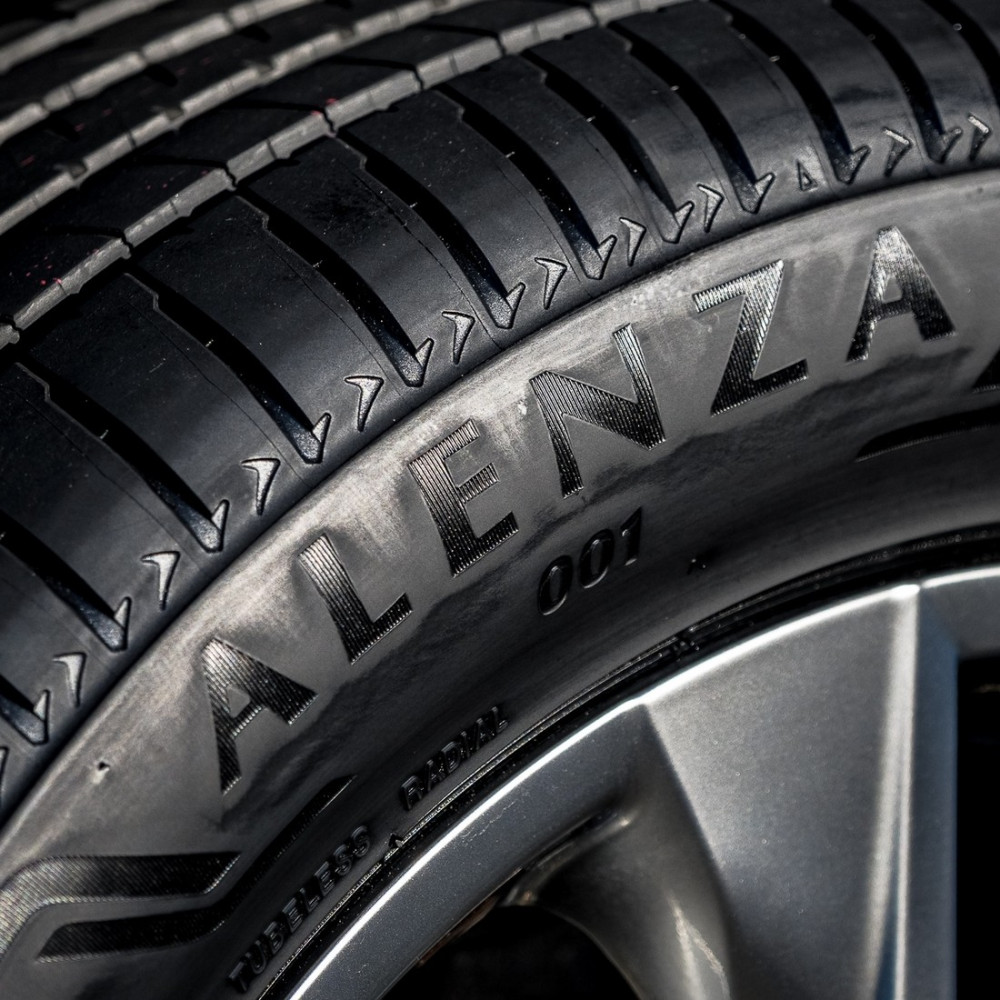 Легковая шина Bridgestone Alenza 001 235/60 R16 100H